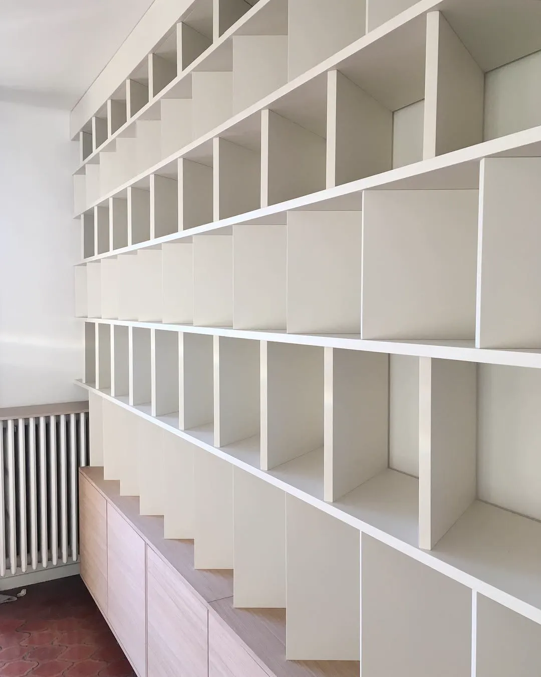 Bibliothèque et rangements en MDF laqué et latté chêne