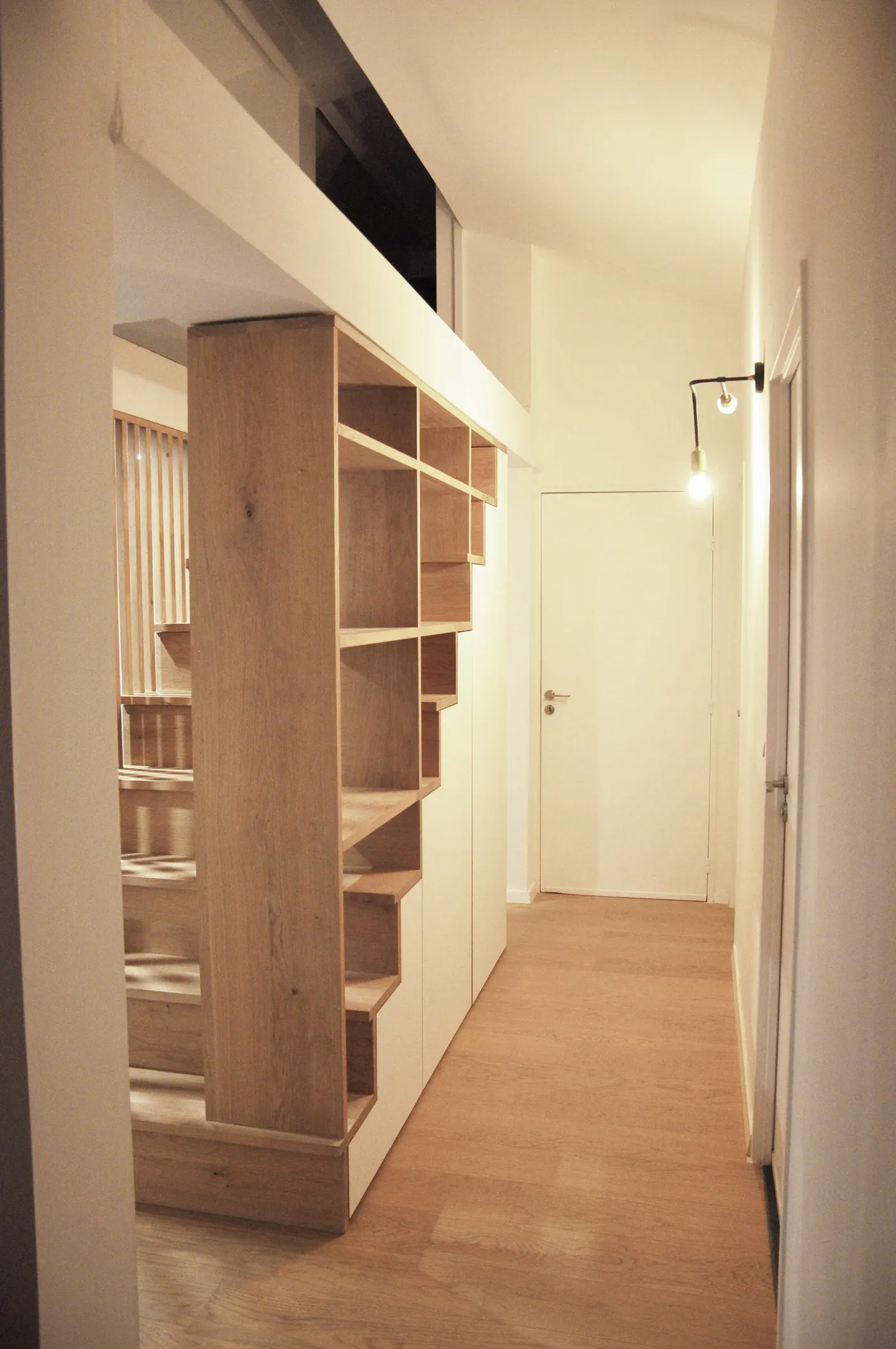 Bibliothèque et rangements bois dans un passage