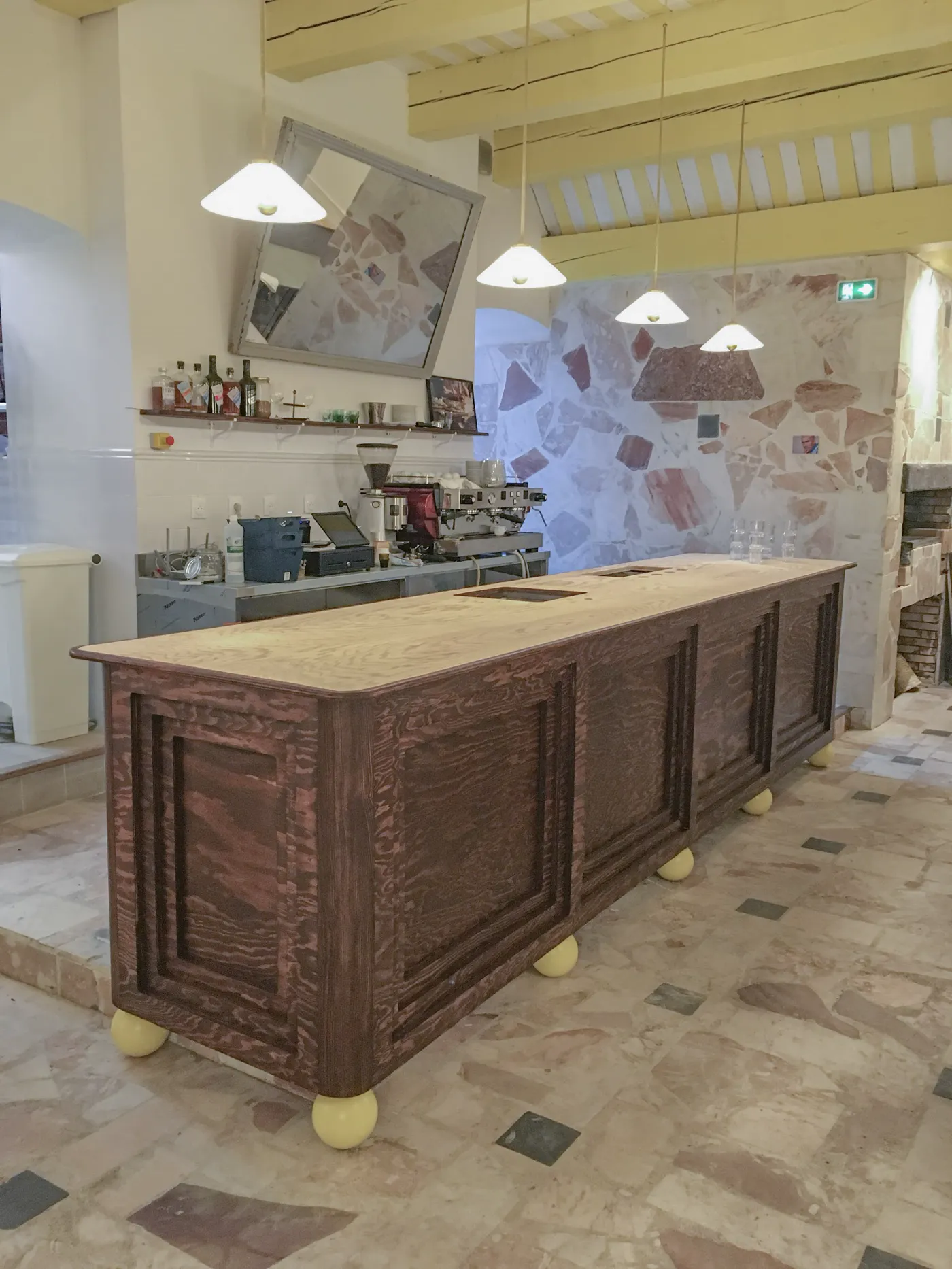 Comptoir en bois façonné dans un atelier marseillais