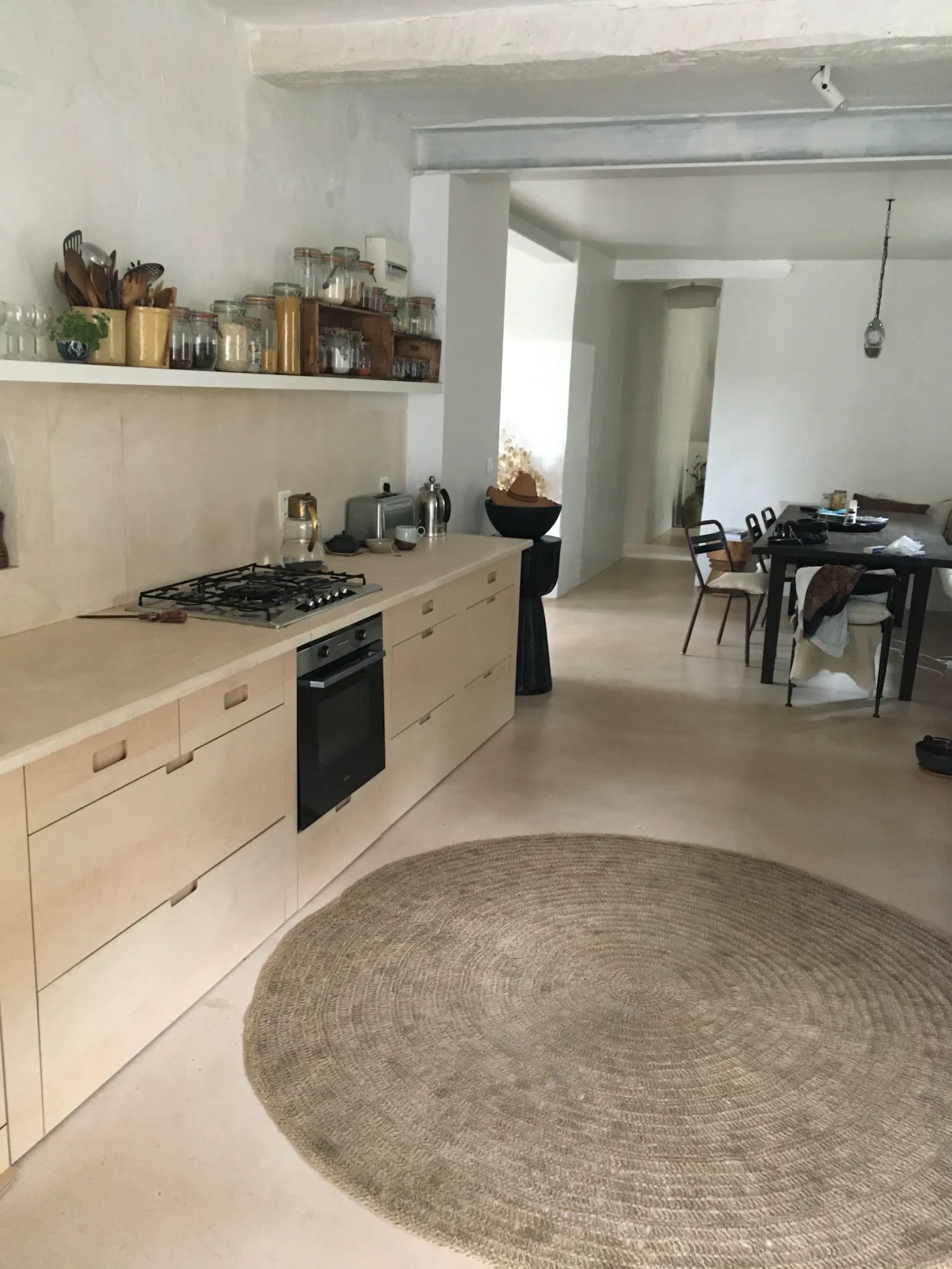 Cuisine claire avec rangements et façades en bois
