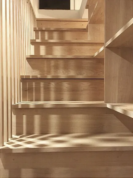 Détail d’un escalier en bois façonné sur mesure