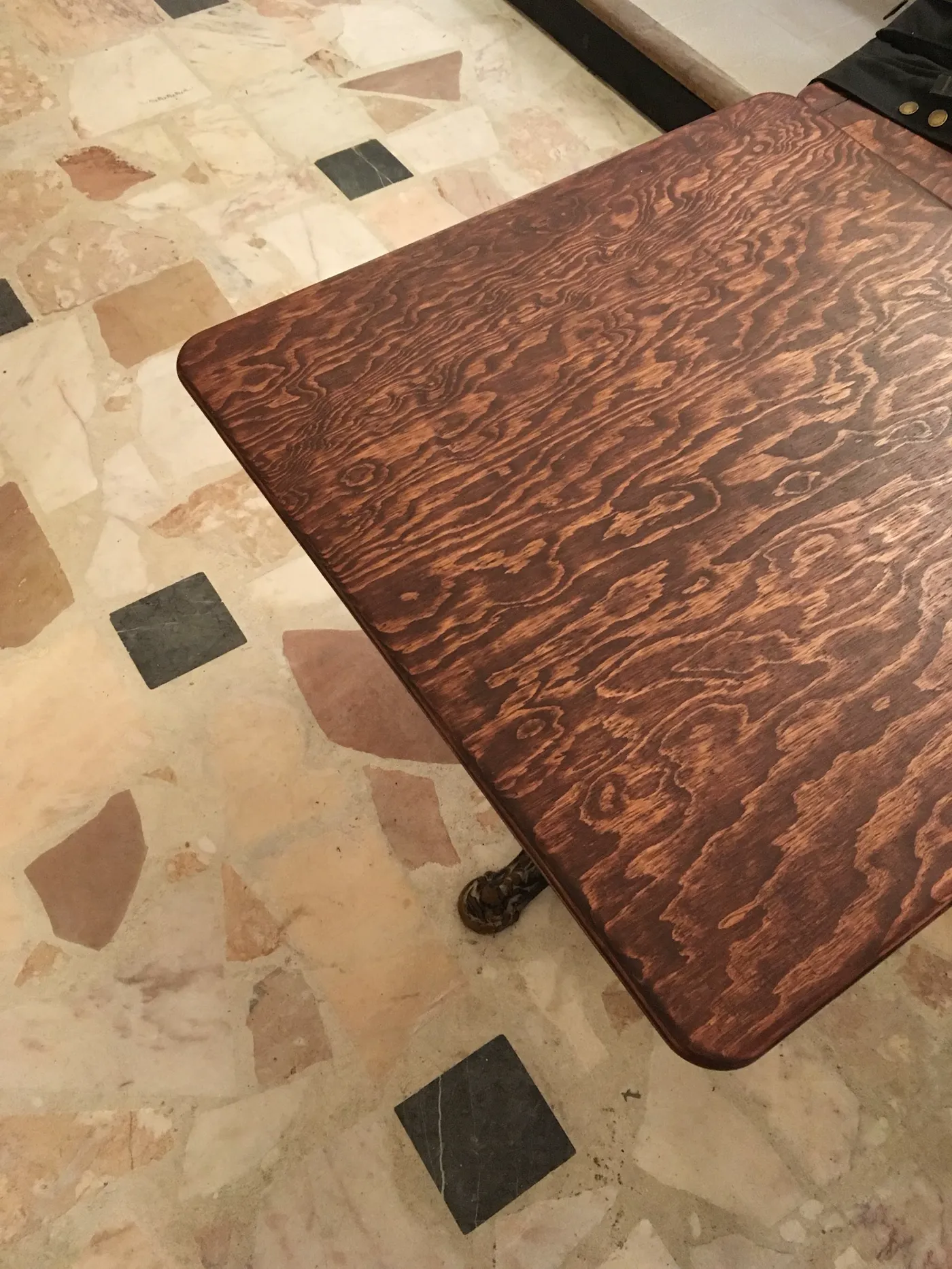 Détail du veinage et du chant arrondi d’un plateau en bois
