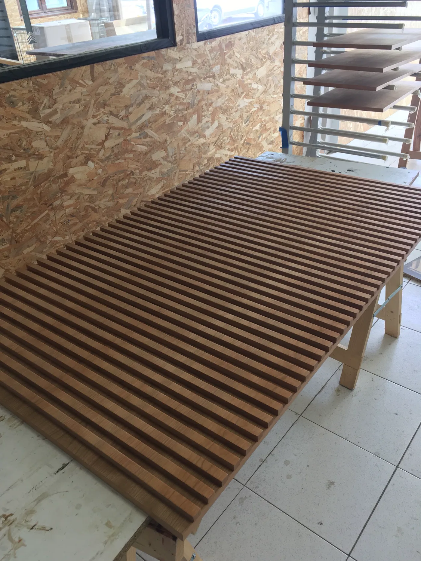 Plateau de table composé de lamelles de bois